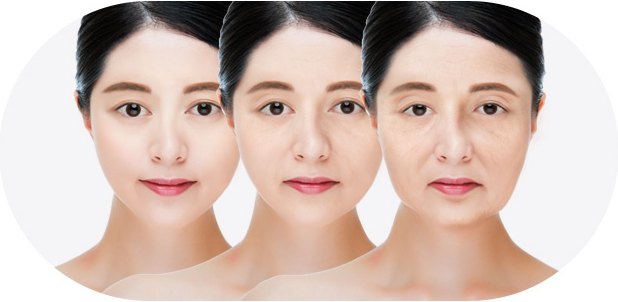 같은 인물의 노화 단계를 3단으로 나란히 보여주는 정면 인물 사진