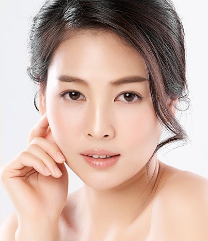 이마축소 후 얼굴 균형이 맞는 여성 모델 정면