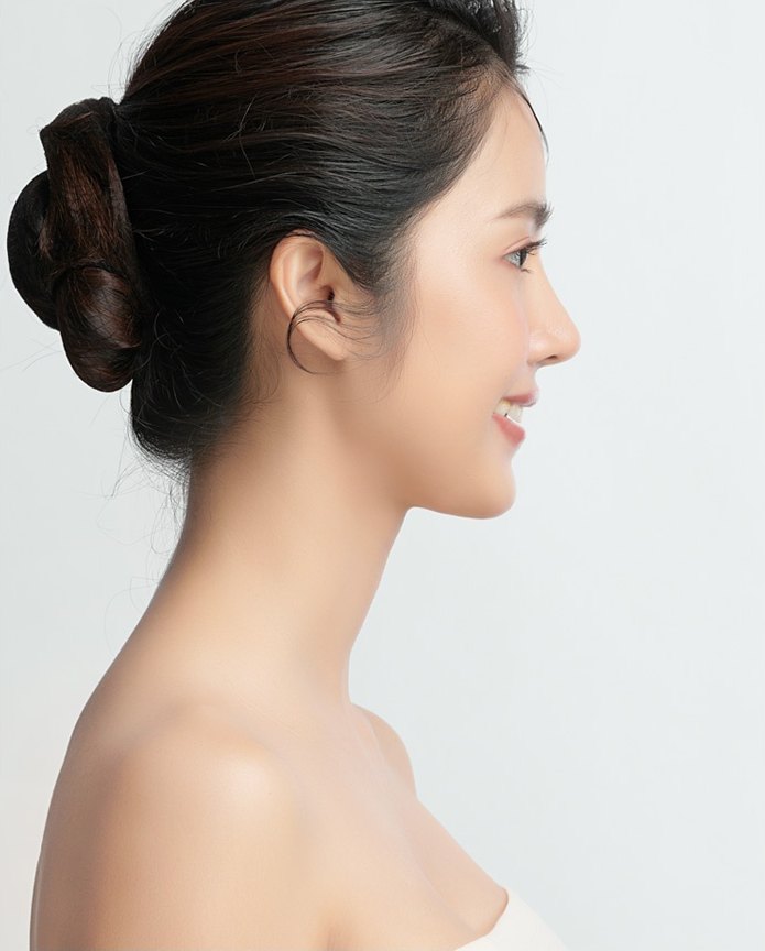 머리를 올려 묶은 여성 모델의 옆모습
