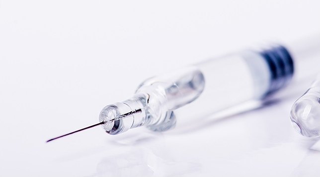 리쥬란 시술에 쓰이는 주사기와 앰플 근접 사진