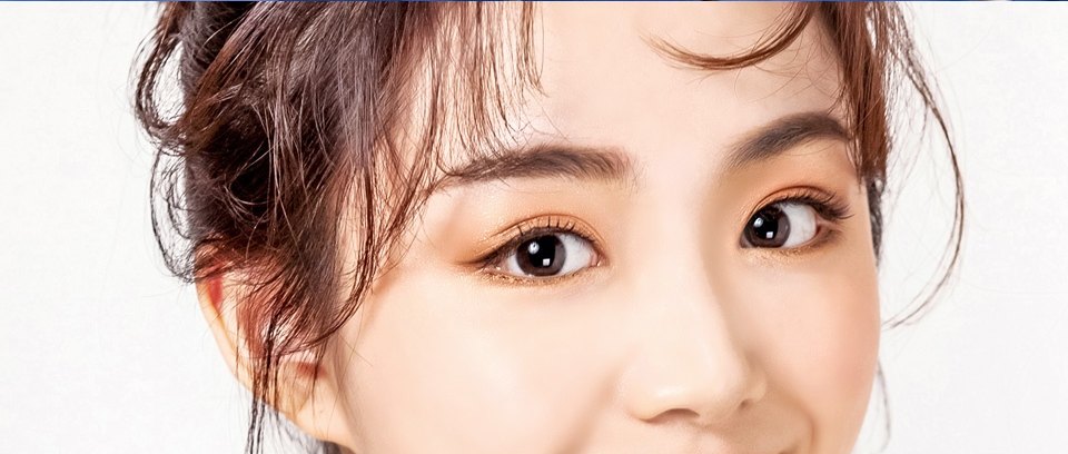 이마거상술 후 밝게 미소 짓는 여성의 눈매 클로즈업