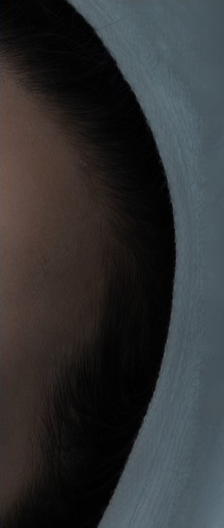 여성의 머리카락과 목덜미가 크게 잡힌 근접 사진