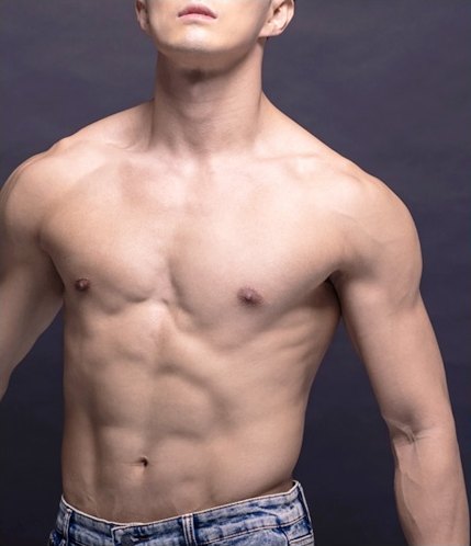 상의를 벗은 근육질 젊은 남성의 상반신 정면 컷 — 평평하고 탄탄한 남성의 가슴라인