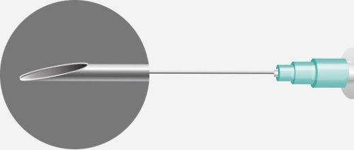 끝이 사선으로 뾰족하게 깎인 일반 주사바늘(니들)이 달린 주사기 — 바늘 끝이 회색 원형 확대 디스크 위에 놓여 있다