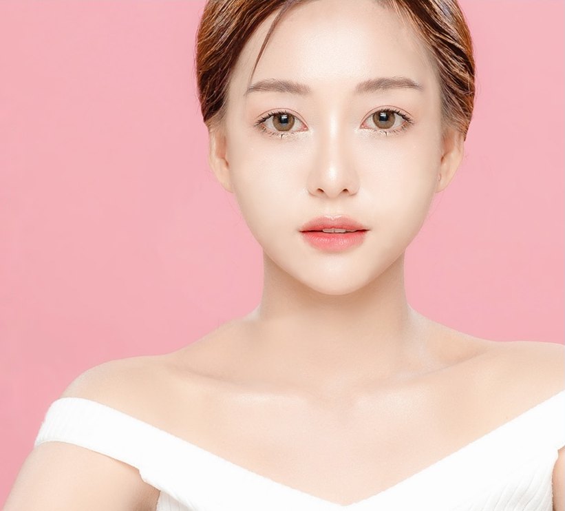 정면을 응시하는 여성 모델의 상반신 컷 — 에이펙스성형외과 눈썹거상술 안내