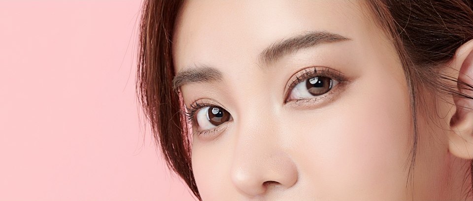 젊은 여성 모델의 눈매 클로즈업 — 또렷한 쌍꺼풀 라인이 보이는 반측면 얼굴