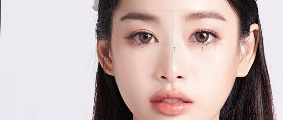 여성 모델의 정면 얼굴에 눈매 비율을 재는 계측 그리드 선이 겹쳐진 이미지