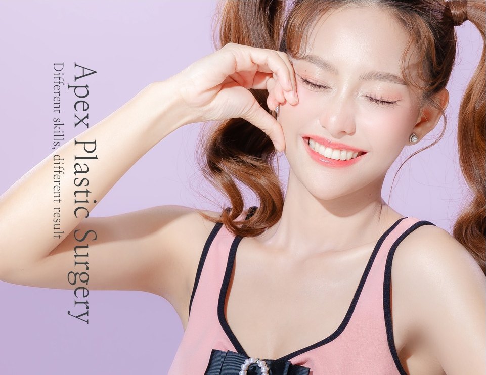 양갈래로 묶은 긴 웨이브 갈색 머리에 분홍색 나시 원피스를 입은 젊은 여성이 눈을 감고 활짝 웃으며 오른손 손가락을 오른쪽 눈가에 살짝 대고 있는 상반신 컷. 사진 왼쪽에는 세로로 놓인 워드마크 Apex Plastic Surgery 와 Different skills, different result 가 함께 보인다.