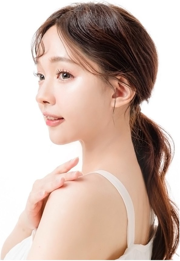 어깨 너머로 돌아보는 여성 모델 — 또렷한 눈매