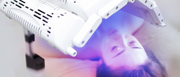 수술 후 LED 광선 치료 장비로 사후 관리 케어를 받는 모습