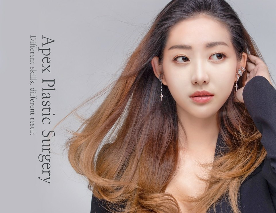 회백색 배경 앞에서 머리를 쓸어 넘기는 긴 머리 여성 모델 사진. 왼쪽 여백에 세로쓰기 워드마크 Apex Plastic Surgery 와 Different skills, different result 가 함께 놓여 있다