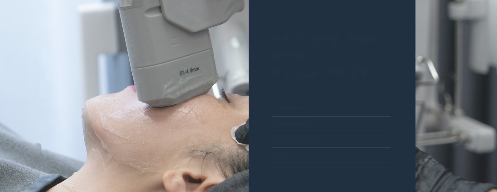 시술 베드에 누운 환자의 이마에 초음파 젤을 바르고 DS-4.5mm 핸드피스로 슈링크 리프팅을 진행하는 장면