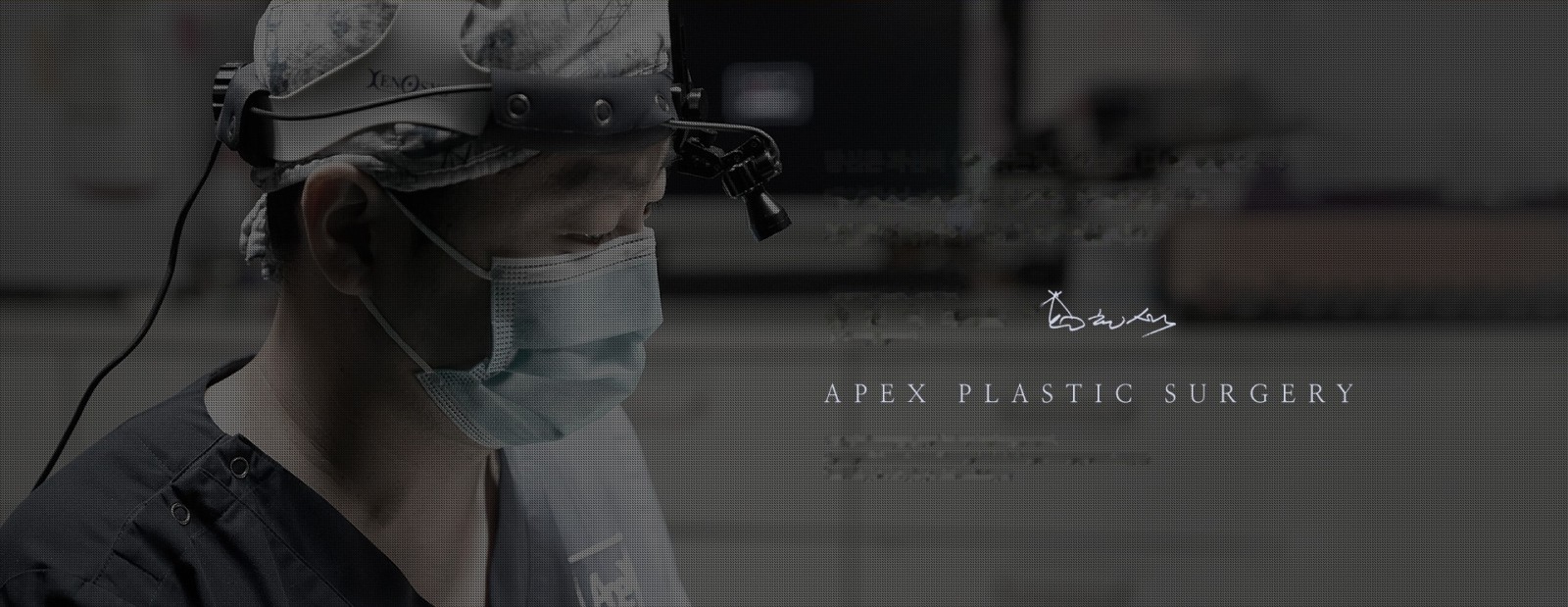 수술용 루페와 마스크를 착용하고 수술에 임하는 송현석 대표원장. 사진 오른쪽 아래에 APEX PLASTIC SURGERY 워드마크와 대표원장 친필 사인이 원본 그대로 놓여 있다.